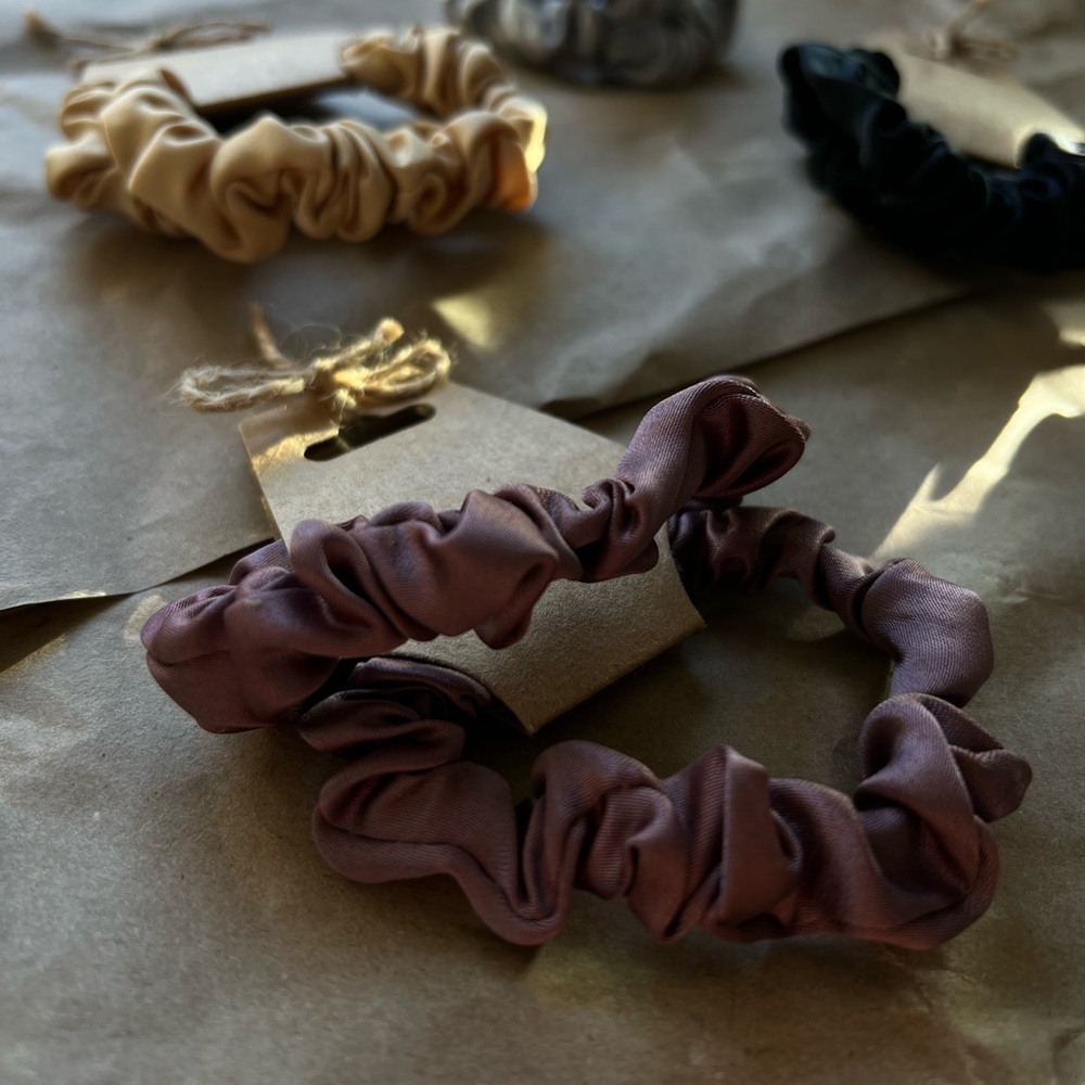🤩 any two items for $9 🤩 2 pack silk scrunchies - Picture 3 of 7